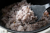 白米よりわずかに硬く仕上がる十六穀米は、自然と噛む回数が増え、口の中でカレーとお米が絶妙に混ざり合い、よりカレーの旨味を感じやすくなります。※ご飯の大盛無料♪栄養価がとても高いのでお昼ご飯に最適です
