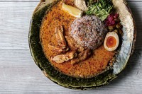 定番のカレーです。
ココナッツの香りとレモンの酸味が食欲を加速させます！
あいがけにも対応しています。