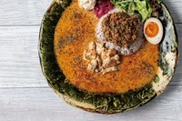 辛口キーマとスパイスチキンの２種類のカレーが一度に食べられます！
週替わりの気まぐれも対応してますので、内容はスタッフにお尋ね下さい。