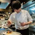 フレンチ出身の店主 松本は大のカレー好き！
大阪での修業時代に50店舗以上のカレー屋を食べ歩き、何度も研究と試作を重ねてきました！