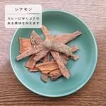エキゾチックで甘い香りを持ちます。
アップルパイなどスイーツの風味付けによく使われますが、カレーに加えることで甘くコクのある風味に仕上がります。
定番〇/カツカレー✕/キーマ〇/気まぐれ△(時々使います)
