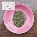 スィートバジルは甘くさわやかで深みのある香りが特徴。とまと料理との相性◎。卵料理、肉料理、魚料理などにも幅広く使われています。
定番〇/カツカレー〇/キーマ✕/気まぐれ△(時々使います)