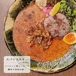 １.フライパンに油を敷き、ホールスパイスを加えて香りを出す為に、少し炙ります。
２.にんにく、生姜、玉葱を加え、にんにくのコク、生姜のさわやかさ、玉葱の甘味が出るように炒めます。