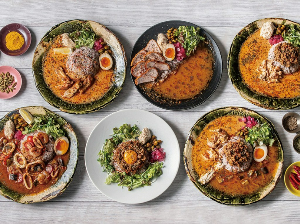 ランチのカレーは900円から６種類。