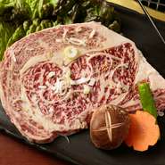 使用しているA4ランクのお肉はA5ランクに劣らないものが使用されており、霜降りが細かく、柔らかさと風味が抜群です。
