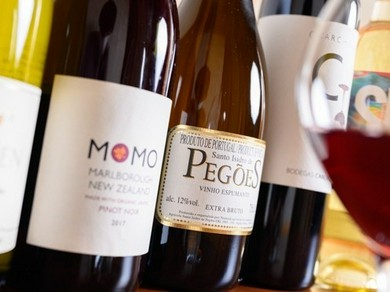 ワインセラーで徹底管理されている世界各国のワイン