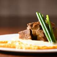 基本となるお野菜をなめらかなペーストに仕上げて、ホロホロに柔らかく煮込んだ牛タンと合わせる新感覚肉じゃが。お酒とともに是非ご堪能ください。