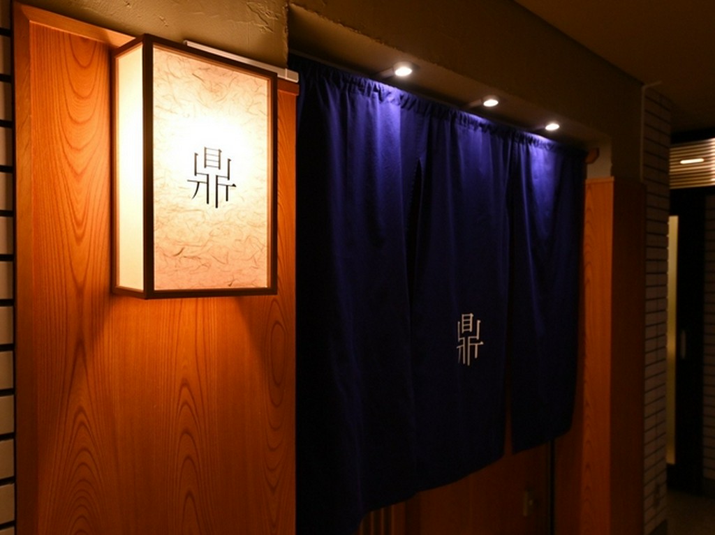 ビル３階にある大人のお店。