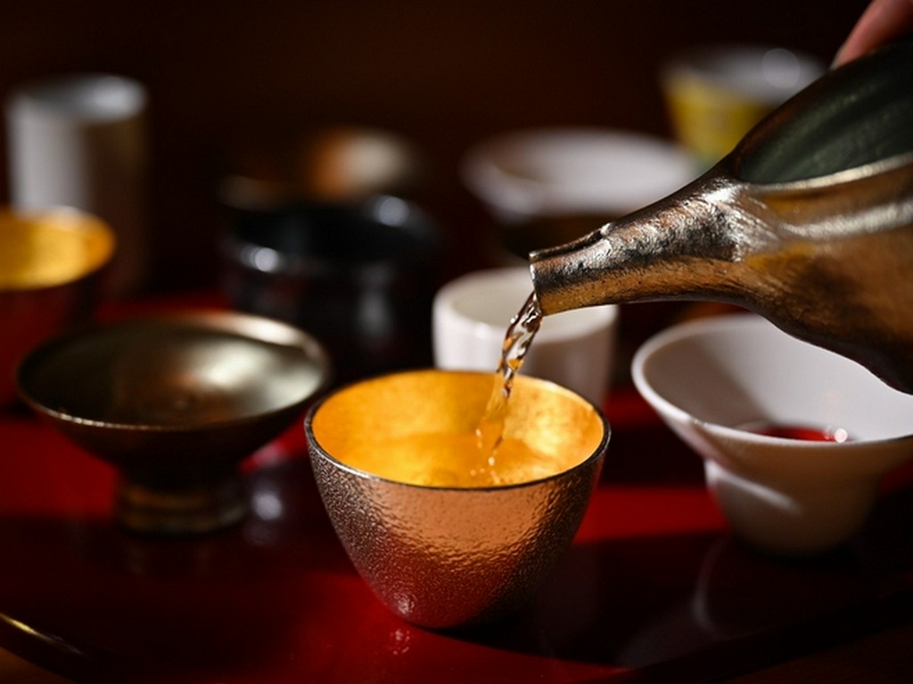 オーナー自ら選りすぐりの器は種類が豊富で目で見て楽しめる。