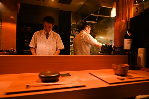 カウンター席では目の前で眺める調理風景も。