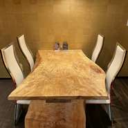 自社製のウッドテーブル