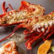 シンプルに塩、コショウ、バターで焼き上げ、エビの出しで作ったアメリケーヌソースでお召し上がりください。