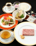 本日のサラダ・厳選ステーキ80g(お肉の種類でお値段が変わります)・ライス(+360円でガーリックライスにご変更できます)・スープ・デザート・ドリンク