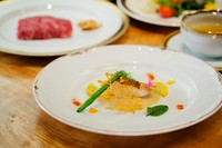 ・本日のサラダ・本日の一品(例:白身魚のポワレ)・厳選ステーキ80g
・ライス又(+360円でガーリックライスに変更できます)・コンソメスープ・デザート・コーヒー又は紅茶又はソフトドリンク