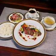 季節のグリル野菜とお好みのステーキが楽しめる
・ステーキ　80ｇ
国産牛サーロイン　　￥6,980～
お肉の部位によって値段が異なります。
・本日のミニサラダ
・ライス
・季節のスープ
・食後のお飲み物

