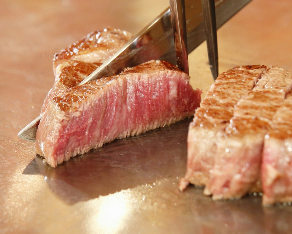 目の前で焼き上げられる極上ステーキ