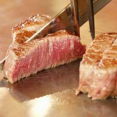 目の前で焼き上げられる極上ステーキ