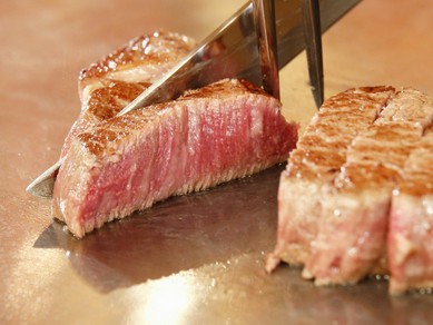 目の前で焼き上げられる極上ステーキ