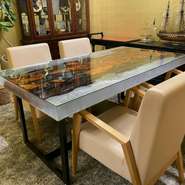 テーブル席…芸術品のような自社作成テーブル