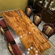 テーブル席・・・芸術品のような自社作成テーブル