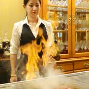 シェフの調理が眼前で楽しめます。