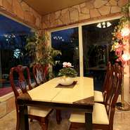 テラス席（夜）ワンちゃんとお食事もできます。