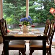 テラス席（昼）ワンちゃんとお食事もできます。