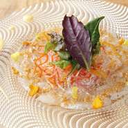 伊東港・赤沢港直送の新鮮な地魚のカルパッチョ
季節野菜と季節のソースをお楽しみください。