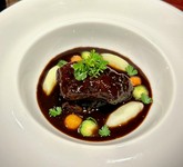 フランス料理のブッフブルギニョン。
数日かけてじっくり仕込んだ高級肉の旨味を凝縮した一皿。
添えのお野菜は季節と仕入れにより異なります。