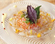 伊東港・赤沢港直送の新鮮な地魚のカルパッチョ
季節野菜と季節のソースをお楽しみください。