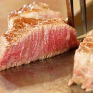 年間120頭生産 超希少牛伊豆牛。
・ランプ￥6,600
・イチボ￥7,100
・サーロイン￥10,100
・フィレ￥10,600
（いずれも100ｇ。肉の追加可能です。）