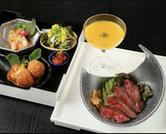 本日のサラダ
国産牛ランイチステーキ50g
(伊豆牛サーロインの場合は6200円)
三種の逸品プレート
季節のスープ
ライス
食後のお飲み物
お肉の追加
・国産牛ランイチ10g710円
・伊豆牛サーロイン10g1010円