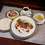 ミニサラダ・あしたか牛サーロイン 80g・ライスまたはパン・季節のスープ・食後のお飲み物 (お肉の追加料金) 1040円/10g