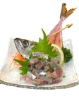 鰺の青唐たたき　1330円
あじと青唐辛子を一緒にたたきます。ピリ辛でおすすめです。

地魚ボタ酢　730円
地元の郷土料理です。

イカの口　740円

イカメンチ　760円

アジの変わり握り　1330円
