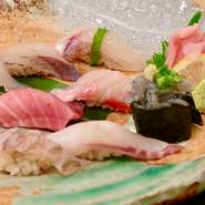 朝摂れ・厳選地魚４種類と名物金目鯛、中トロ、アジ入りの九貫入りです。
入船特製の黄金のしゃりと職人のこだわりを是非堪能して頂きたいです。

