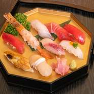 入船にぎり　5800円
自家製穴子・中トロ入り

上にぎり　9630円
朝どれの地魚・極上大トロ入り

特上にぎり　13550円
極上の本日のおすすめを板長が厳選して握ります。
エビは車エビを使用しております。