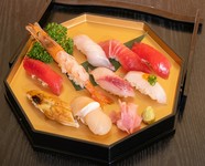 入船にぎり 5800円
自家製穴子・中トロ入り
上にぎり 9630円
朝どれの地魚・極上大トロ入り
特上にぎり 13550円
極上の本日のおすすめを板長が厳選して握ります。
エビは車エビを使用しております。