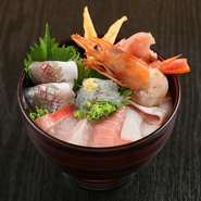 全ての丼ぶりメニューは２０種類ございます。

伊東丼…4,650円
生しらす丼…2850円
生しらすあじ丼…2,490円
まぐろづくし丼…6,650円
金目鯛丼…4,780円
中トロねぎトロ丼…3,150円
ネギトロ丼…2,550円