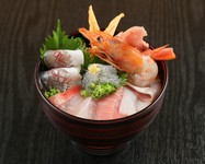 全ての丼ぶりメニューは２０種類ございます。

伊東丼…4,550円
生しらす丼…2780円
生しらすあじ丼…2,350円
まぐろづくし丼…5,800円
金目鯛丼…4,660円
中トロねぎトロ丼…3,050円
ネギトロ丼…2,380円