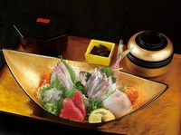 刺身定食　竹　4390円
伊東港の地あじと地魚が入っているお刺身定食です

刺身定食　松　5980円　

あじたたき定食　1990円

伊東定食　4200円

刺身とカキフライ定食　4480円
