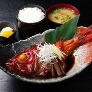 金目鯛煮付け定食　5580円
脂の乗った金目鯛を自家製秘伝の煮付けダレでじっくり煮付けます。

金目鯛塩焼き定食　4800円

エビフライ定食　2080円

カキフライ定食　1680円

本日のハンバーグ定食　1850円