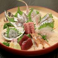 刺身三点盛り合わせ　2880円

豪華刺身盛り合わせ　二人前　7850円

豪華船盛　16500円

登場豪華船盛(伊勢海老入り)　24800円