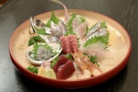 刺身三点盛り合わせ　2880円

豪華刺身盛り合わせ　二人前　7850円

豪華船盛　16500円

登場豪華船盛(伊勢海老入り)　24800円