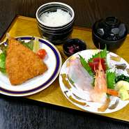 刺身とアジフライ定食