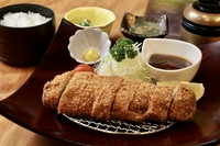 豚ロース200ｇを柔らかく揚げました。小鉢２種・ごはん・味噌汁・漬物付きます。
単品でもご用意できます。