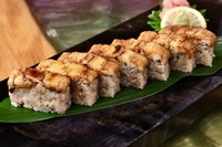 自家製秘伝のタレで穴子をふっくら煮た押し鮨。
人気メニューです。
