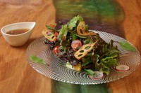 地元の野菜ばかりを使ったサラダです。
仕入や季節により内容が異なります。