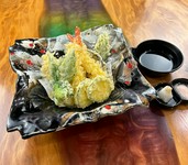 ・季節の天ぷら盛り合わせ…1,850円
・天ぷらの盛り合わせ…2,580円
・地魚の天ぷら…1,670円
・ガリの天ぷら…590円
