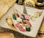 板前厳選のトロや地魚、丁寧に仕込んだ活〆穴子、地元希少牛「相州牛」のにぎり入り。