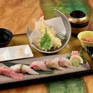 ご来店当日のネット予約のご注文も承ります。ご来店の一時間くらい前までにご希望数を連絡くださいます様お願い申し上げます。
地魚4貫と地域の名産相州牛の握り1貫に加え、天ぷら、小鉢2点にご飯と汁物が付きます。